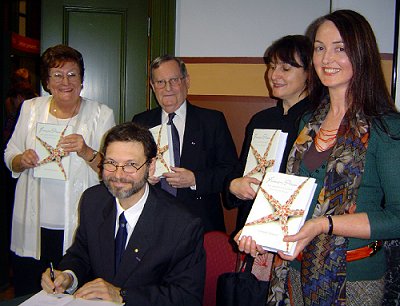 Edward Duyker signant son livre sur François Péron, photo par Daphne Salt